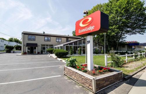 West Yarmouth Cabin | Econo Lodge by Choice - Cape Cod