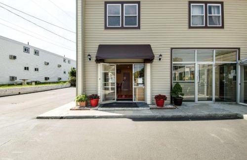 West Yarmouth Cabin | Econo Lodge by Choice - Cape Cod