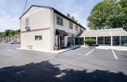 West Yarmouth Cabin | Econo Lodge by Choice - Cape Cod