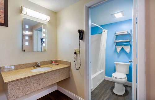 West Yarmouth Hotel | Econo Lodge by Choice - Cape Cod