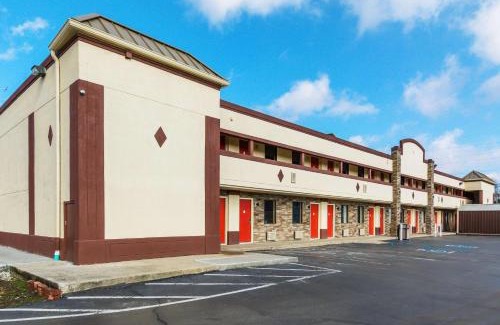 Cloverdale Cabin | Econo Lodge Cloverdale