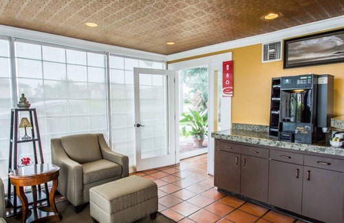Cocoa Beach Hotel | Econo Lodge Cocoa Beach - near the Port
