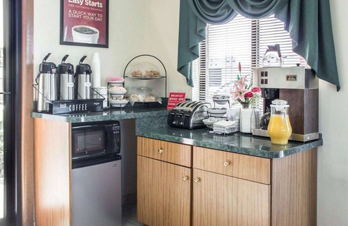 Elkhart Hotel | Econo Lodge Elkhart North