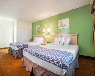 Fallon Cabin | Econo Lodge Fallon Naval Air Station Area