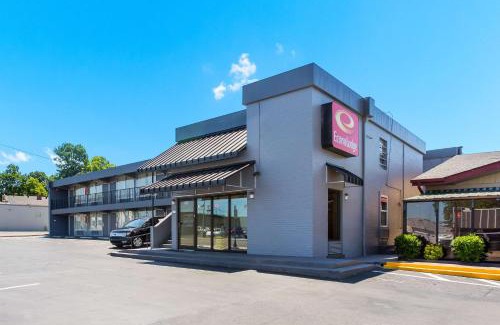 Gallatin Cabin | Econo Lodge Gallatin - Metro Nashville