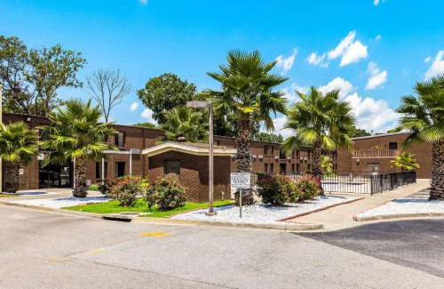 Garden City Cabin | Econo Lodge Garden City - Savannah