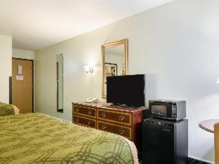 Hays Cabin | Econo Lodge Hays I-70