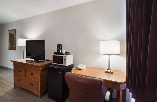 Escanaba Hotel | Econo Lodge Inn & Suites Escanaba North