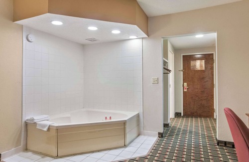 Marietta Hotel | Econo Lodge Inn & Suites Marietta near Dobbins ARB