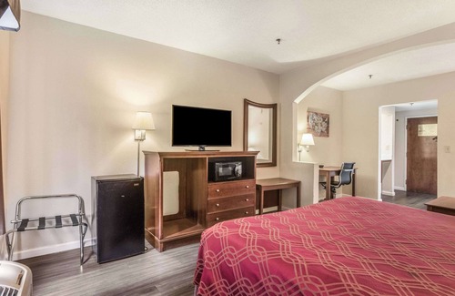 Marietta Hotel | Econo Lodge Inn & Suites Marietta near Dobbins ARB