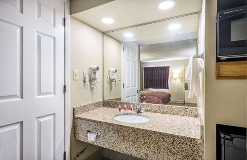 Huntsville Hotel | Econo Lodge Inn & Suites