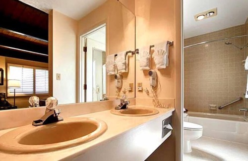 Vernal Hotel | Econo Lodge Inn & Suites Vernal near Dinosaur Monument