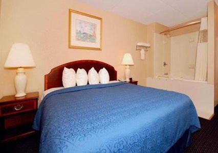 Waterloo Hotel | Econo Lodge Inn & Suites Waterloo Downtown