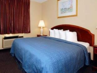Waterloo Hotel | Econo Lodge Inn & Suites Waterloo Downtown
