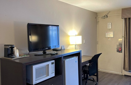 South Lethbridge Hotel | Econo Lodge Lethbridge