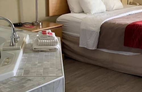 Newport Hotel | Econo Lodge Newport West