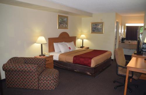 Clarksville Hotel | Econo Lodge & Suites Clarksville near Governors Square Mall