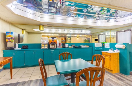 Clarksville Hotel | Econo Lodge & Suites Clarksville near Governors Square Mall