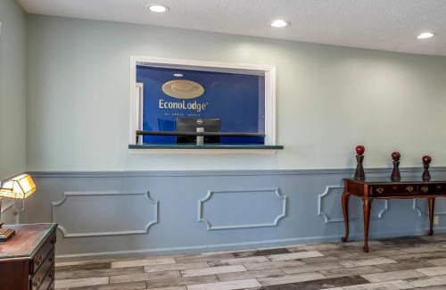 Tupelo Cabin | Econo Lodge Tupelo Barnes Crossing