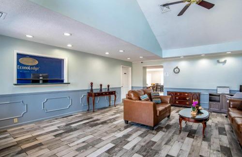 Tupelo Cabin | Econo Lodge Tupelo Barnes Crossing