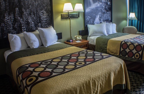 Erie Hotel | Econo Lodge