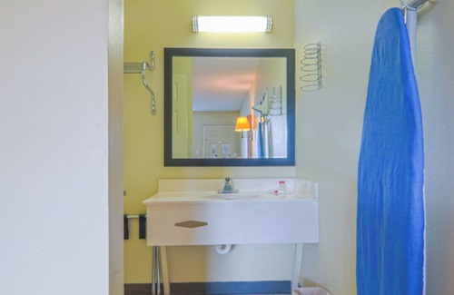 Ashburn Hotel | Economy Inn By OYO Ashburn