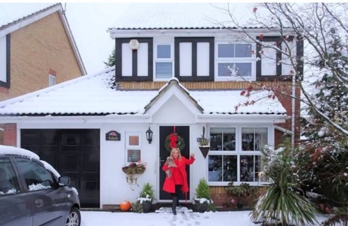 Watford House | Edale.in Hertfordshire countryside. 15 minute train to London.
