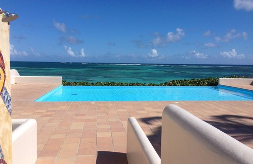 Sainte-Anne Apartment | EDEN BLUE THE DREAM FEET IN THE WATER