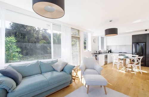 Saint Kilda South Apartment | Edge of Elwood Unwind in Style by St Kilda Beach