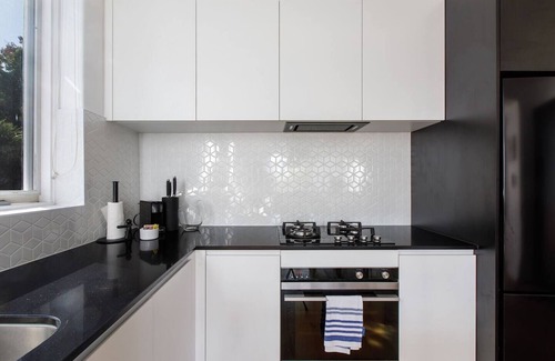 Saint Kilda South Apartment | Edge of Elwood Unwind in Style by St Kilda Beach
