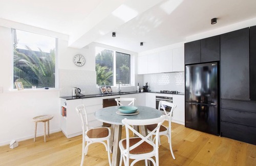 Saint Kilda South Apartment | Edge of Elwood Unwind in Style by St Kilda Beach