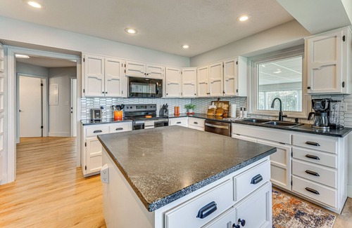 Benton House | 'Edgewater on Kentucky Lake' w/Hot Tub & Games