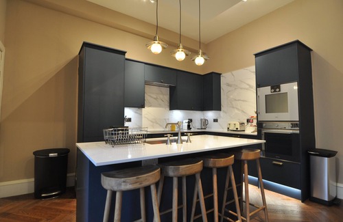 Tollcross House | Edinburgh City Centre Townhouse. Six bedrooms and six bathrooms