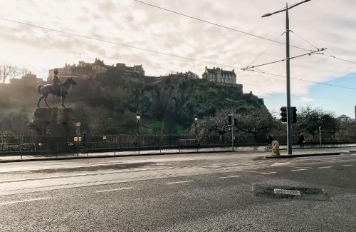 Blackburn Cabin | Edinburgh Guest Room KEYWORKERS BUSINESS 10MIN TO THE HOSPITAL