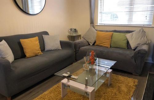 Swindon House | Edinburgh Street Home - Beautiful House with Free Parking and Wifi, Equipped with comfy furnitures