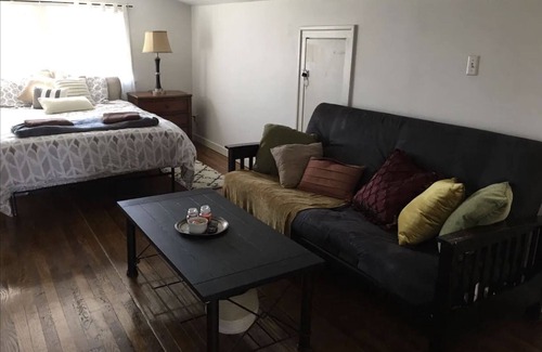 Lexington House | 'Edith' Carriage House Getaway - I-75/Hamburg!