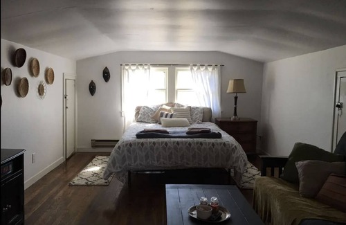 Lexington House | 'Edith' Carriage House Getaway - I-75/Hamburg!
