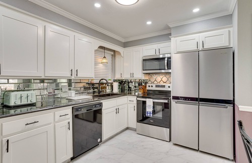 Edmond Cottage | Edmond Home Near Colleges, Lakes, & Shopping!