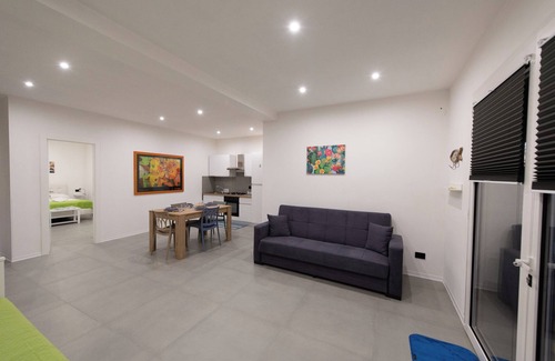 Scoglitti Apartment | Eggplant apartment in villa with swimming pool, sea village Scoglitti