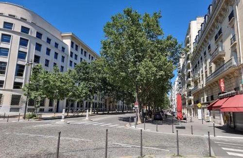 Quartier de l'Ecole-Militaire Apartment | Eiffel Tower - Quiet, charming apartment - 2 prs