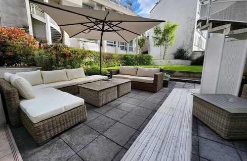 Faubourg Saint-Germain Apartment | EIFFEL TOWER VIEWS STUDIO APARTMENT WITH BALCONY