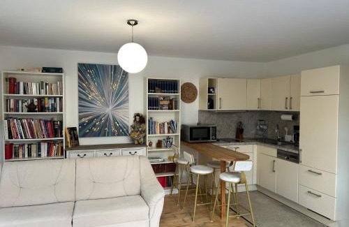 Kleinmachnow Apartment | Einliegerwohnung mit Wintergarten (EG)