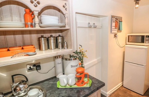 Hope Valley Cottage | ELDERBANK, character holiday cottage, with open fire in Bradwell
