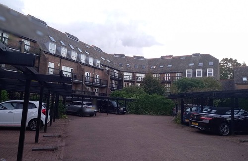 Oxford City Centre Apartment | Elegant 1-bedroom apartment in Oxford with parking, AC