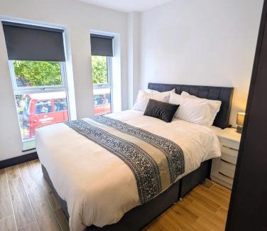 North Finchley Apartment | Elegant 2 bed flat with balcony in London