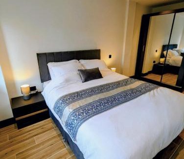 North Finchley Apartment | Elegant 2 bed flat with balcony in London