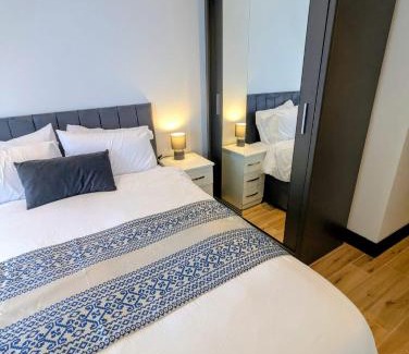 North Finchley Apartment | Elegant 2 bed flat with balcony in London
