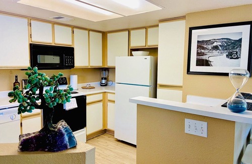Quail Canyon Condo | Elegant 2-Bedroom Sabino Canyon Condo with Mountain View and Swimming Pool