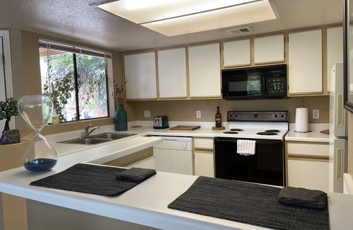 Quail Canyon Condo | Elegant 2-Bedroom Sabino Canyon Condo with Mountain View and Swimming Pool