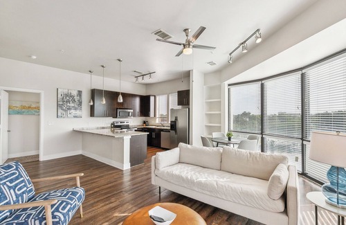 Oak Lawn Apartment | Elegant 2Br apartment I Pool I Gym I Parking